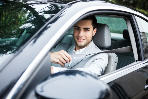 Homme conduisant une voiture — Photo