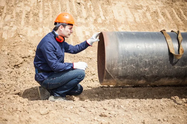 Hombre en un sitio de construcción — Foto de Stock