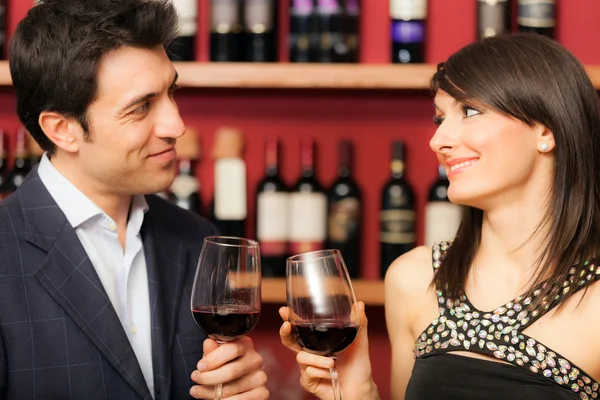 Casal beber vinho Imagem De Stock