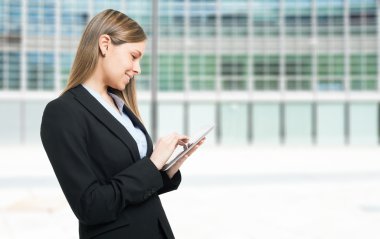 Dijital tablet kullanan kadın