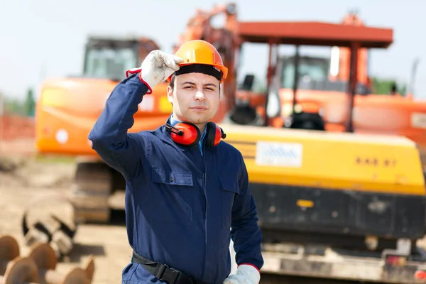 Travailleur sur un chantier de construction — Photo