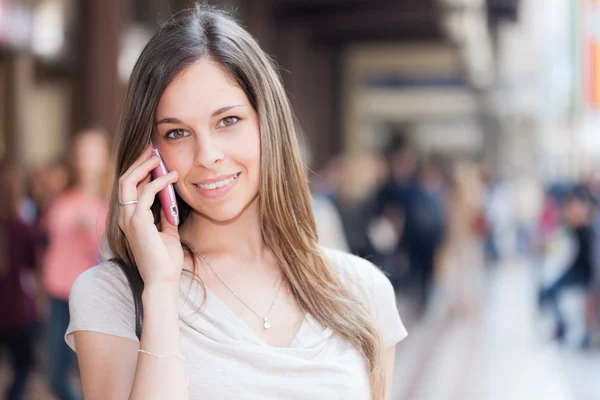 Žena mluvila na mobilní telefon — Stock fotografie