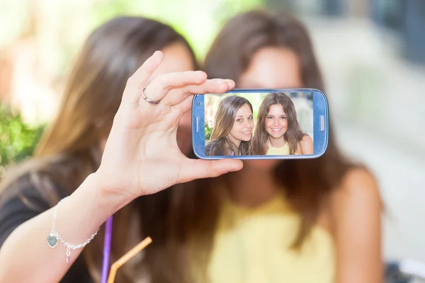 Vrienden nemen een zelf schot — Stockfoto