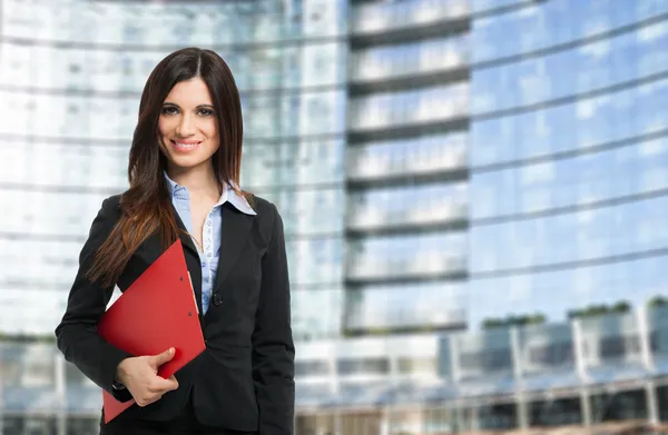 Mujer de negocios sosteniendo carpeta — Foto de Stock