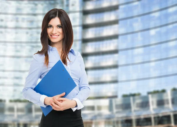 Mujer de negocios con carpeta —  Fotos de Stock