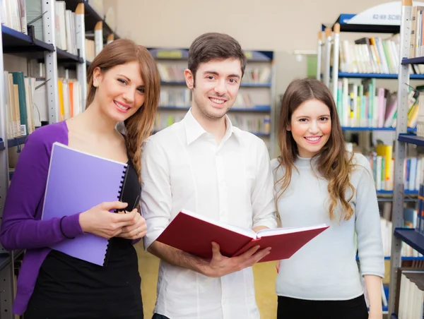 Studenter på bibliotek — Stockfoto