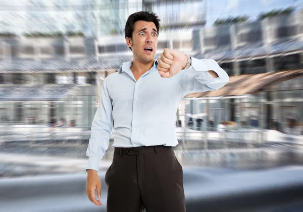 Hombre sorprendido mirando su reloj — Foto de Stock