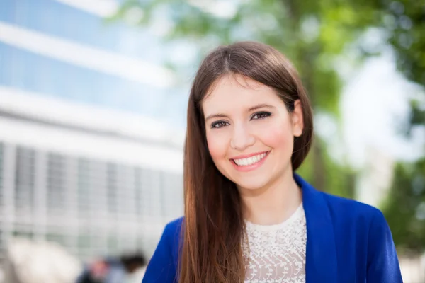 Femme souriante à l'extérieur — Photo