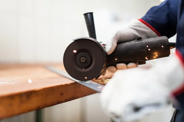 Lavoratore che utilizza una smerigliatrice — Foto Stock