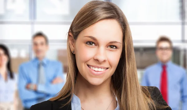 Junge lächelnde Frau — Stockfoto