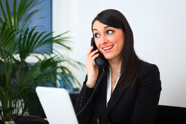 Donna d'affari al lavoro — Foto Stock