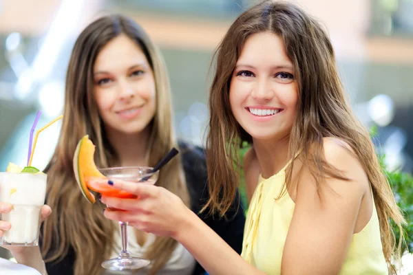 Amici che bevono un cocktail — Foto Stock