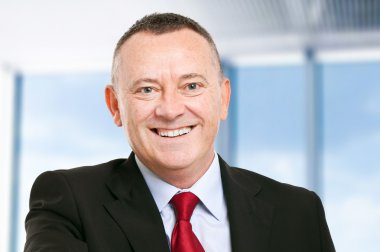 Gülümseyen olgun iş adamı