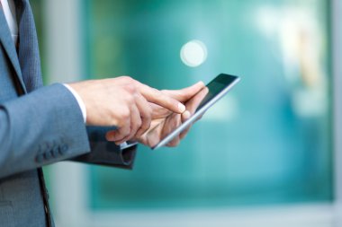 Cep telefonu kullanan adam