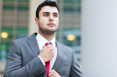 zakenman aan te passen zijn kraag