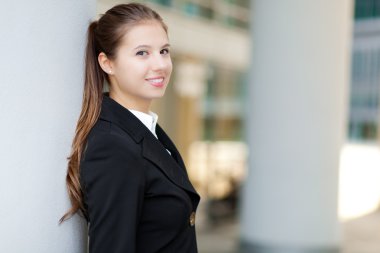 kadını duvara yaslanmış