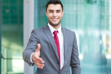 İş adamı el sıkışma teklif ediyor