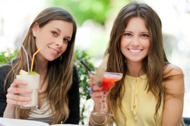 iki arkadaş bir kokteyl içme