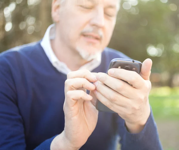 彼の携帯電話を使用してシニア男性 — ストック写真