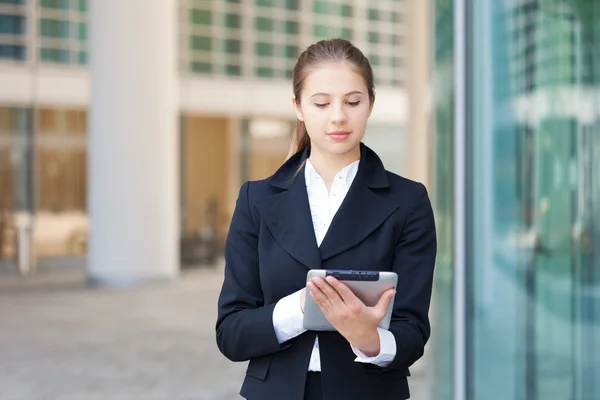 Zakenvrouw met behulp van een digitale tablet — Stockfoto