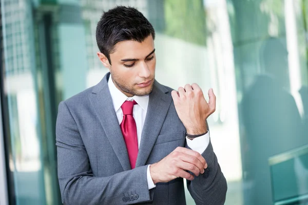 Business man adjusting his suit — Stock Photo, Image