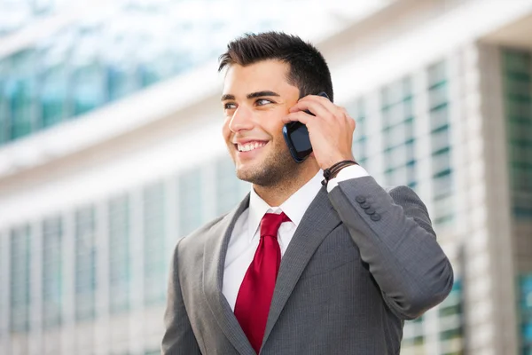 Empresario hablando por teléfono — Foto de Stock