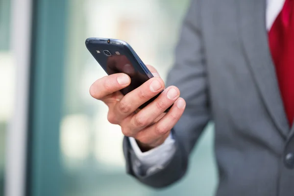 Man using a smart phone — Stock Photo, Image