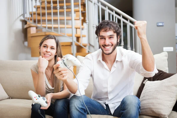 Couple playing video games — Stock Photo, Image