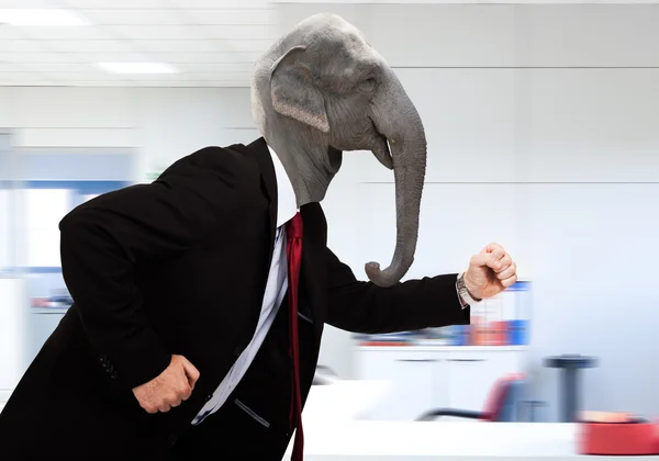 Elefant affärsman i en hast — Stockfoto