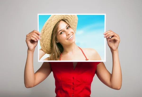 Mulher segurando um retrato de si mesma — Fotografia de Stock