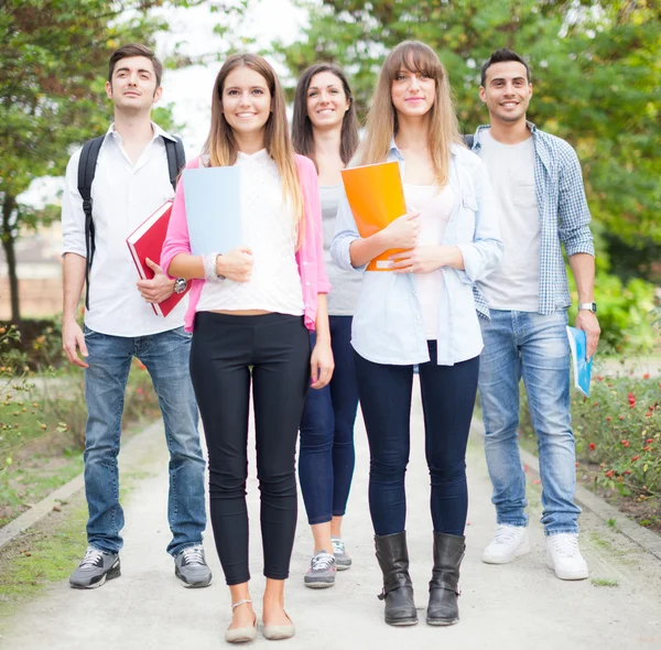 Groep lachende studenten — Stockfoto