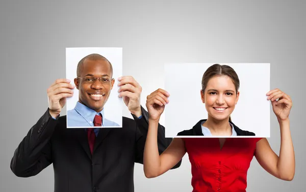 Hombre sosteniendo un retrato de otra persona — Foto de Stock