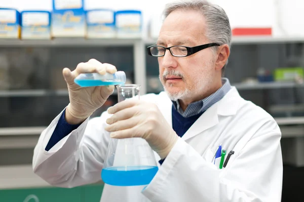 Bilim adamı erlenmeyer şişeye doldurma — Stok fotoğraf