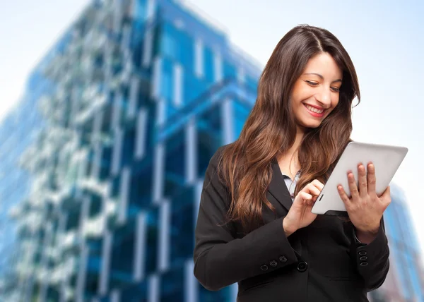 Mulher usando um tablet digital — Fotografia de Stock