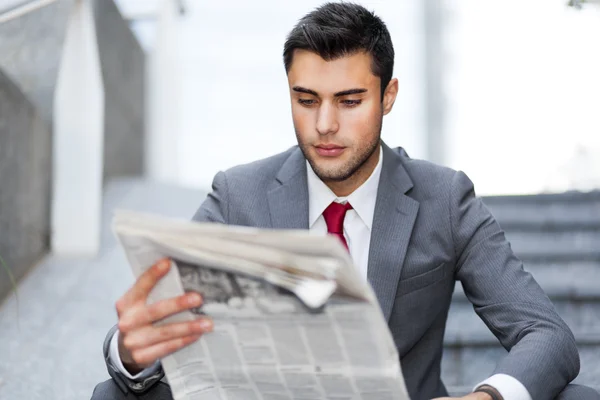 Obchodní muž čtení novin — Stock fotografie