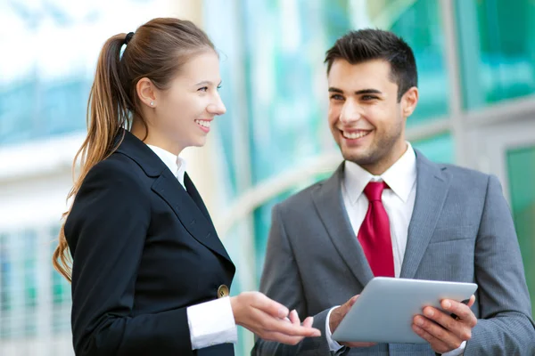 Gente de negocios usando una tableta digital — Foto de Stock