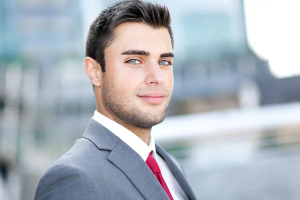 Bonito empresário retrato ao ar livre — Fotografia de Stock