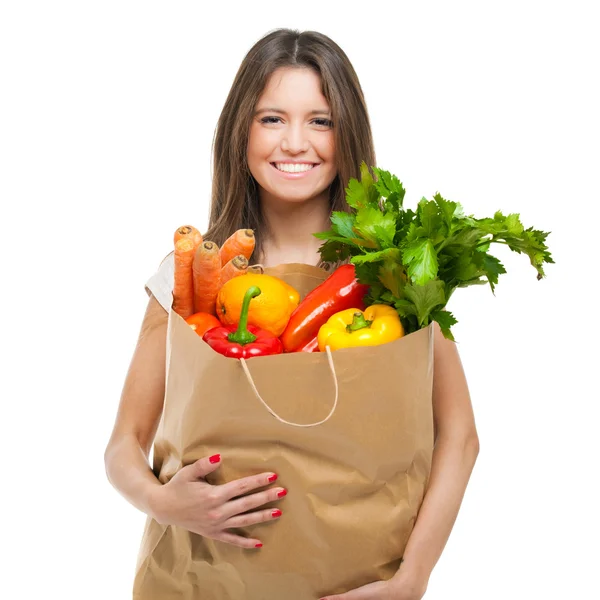 女人抱着一个装满蔬菜的袋子 — 图库照片