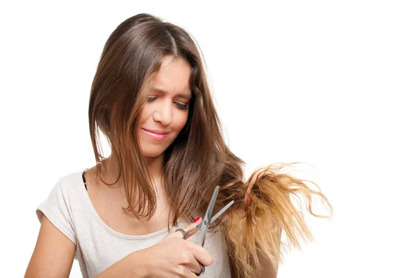 Женщина стрижет волосы — стоковое фото
