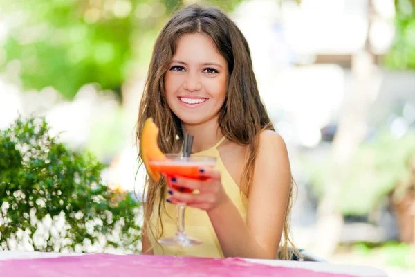 Kvinna med en aperitif utomhus — Stockfoto