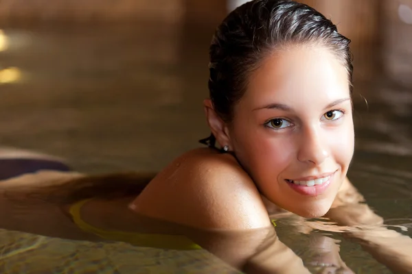 Mulher relaxando na água em um spa — Fotografia de Stock