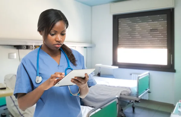 Médico usando um comprimido — Fotografia de Stock