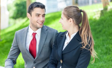 İş adamları konuşuyor.