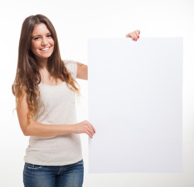 boş bir işaret gösteren genç bir kadın