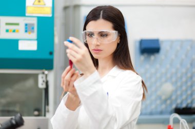 kan testi yaparken kadın araştırmacı
