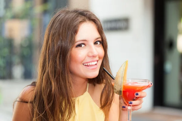 Frau trinkt einen Cocktail — Stockfoto