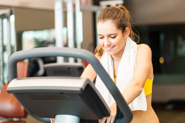 Frau beim Fitnesstraining — Stockfoto