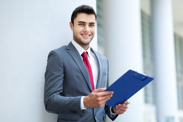 Hombre de negocios guapo en la ciudad — Foto de Stock