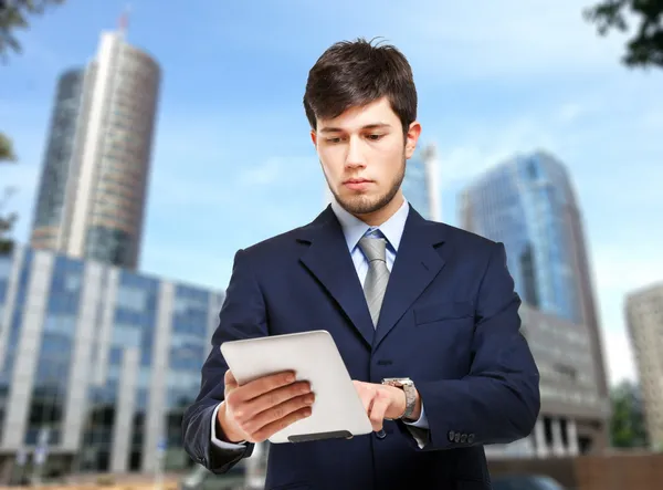 Geschäftsmann arbeitet an seinem Tablet — Stockfoto