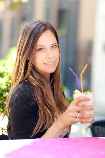 Vrouw met een aperitief buiten — Stockfoto